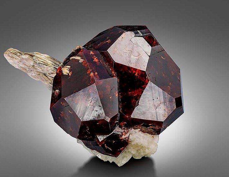 Knorringite Garnet: Captivating Green Gemstone